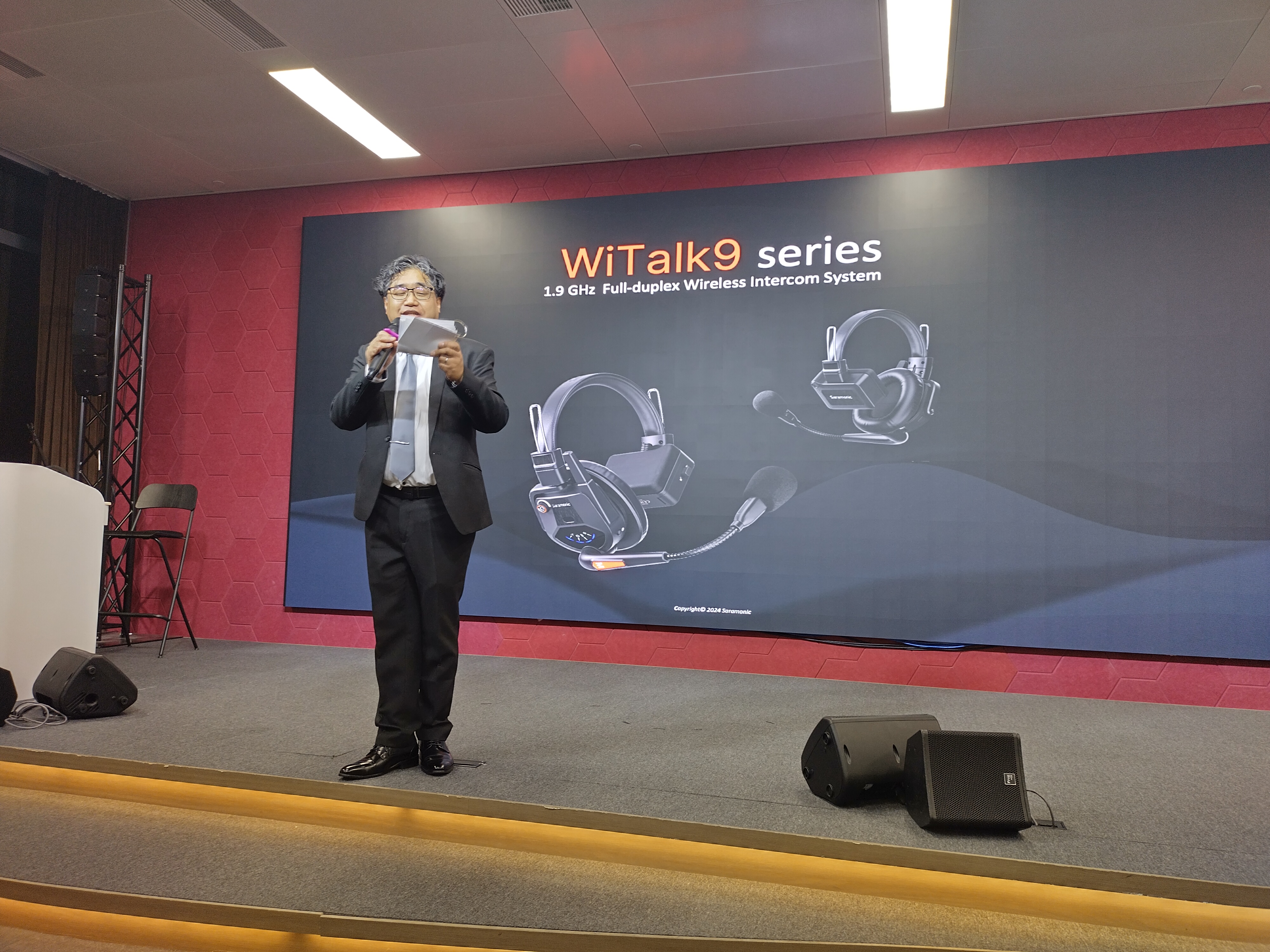 Leslie Yan, professional MC hosting the WiTalk9 Product Launch Ceremony in Hong Kong