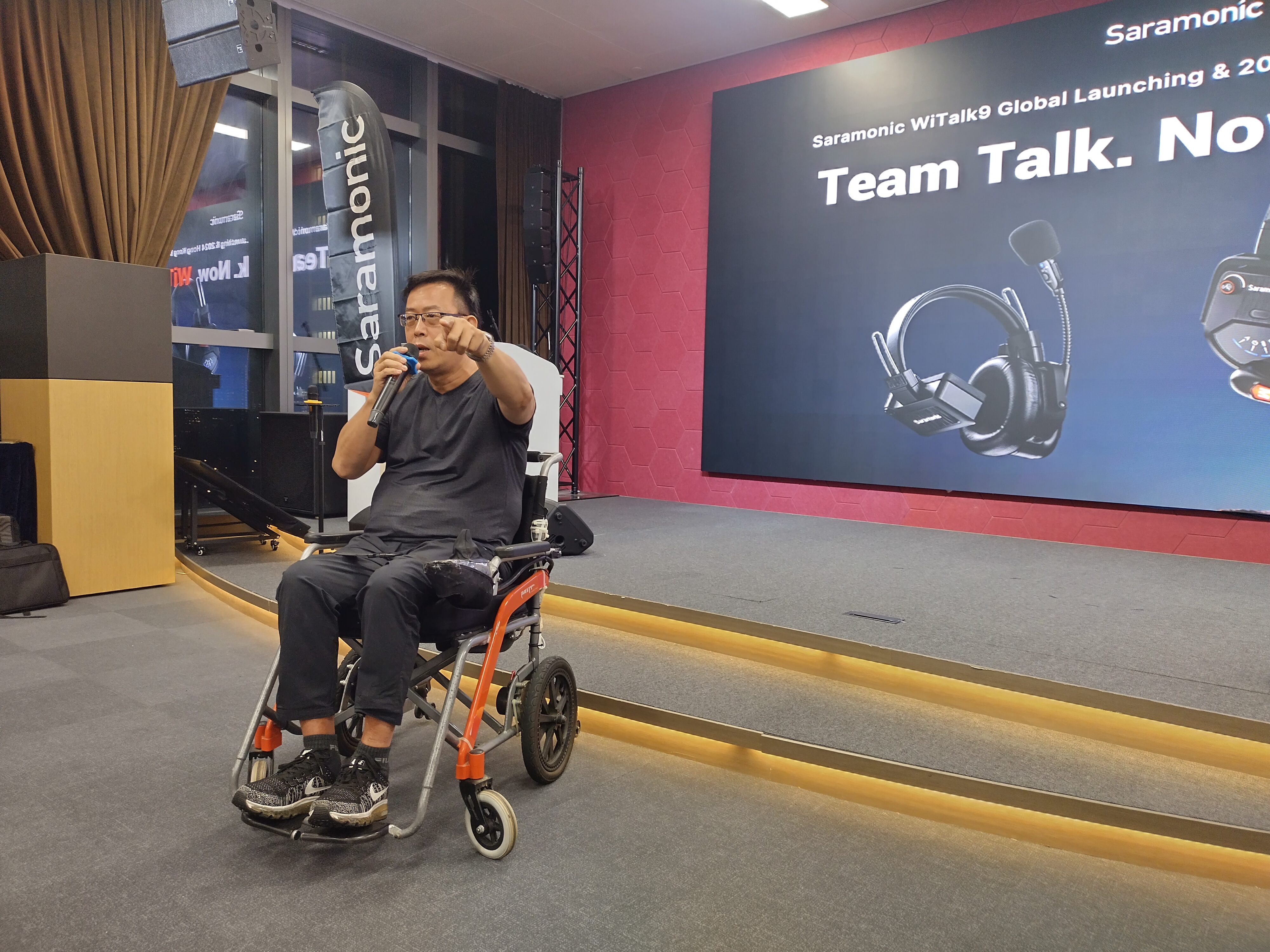Director Wong Ping Hung demonstrating live shooting with Saramonic WiTalk9 system featuring Hong Kong mountain biker Brian Cook